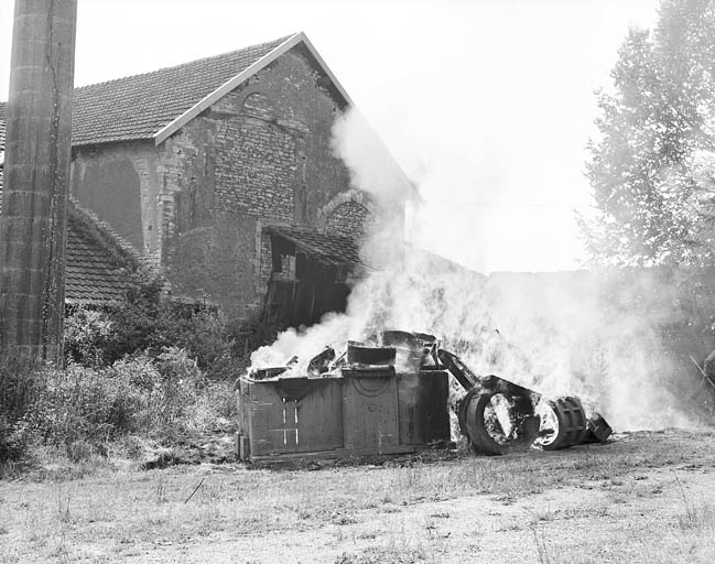 Destruction des modèles (?) en 1981. © Jérôme Mongreville / Région Bourgogne-Franche-Comté, Inventaire du patrimoine - 2009 Destruction des modèles (?) en 1981. © Jérôme Mongreville / Région Bourgogne-Franche-Comté, Inventaire du patrimoine - 2009