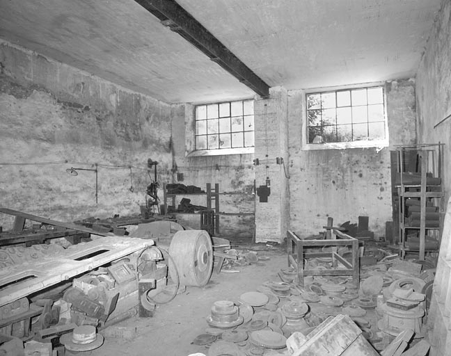 Atelier de polissage (?) en 1981. © Jérôme Mongreville / Région Bourgogne-Franche-Comté, Inventaire du patrimoine - 2009 Atelier de polissage (?) en 1981. © Jérôme Mongreville / Région Bourgogne-Franche-Comté, Inventaire du patrimoine - 2009