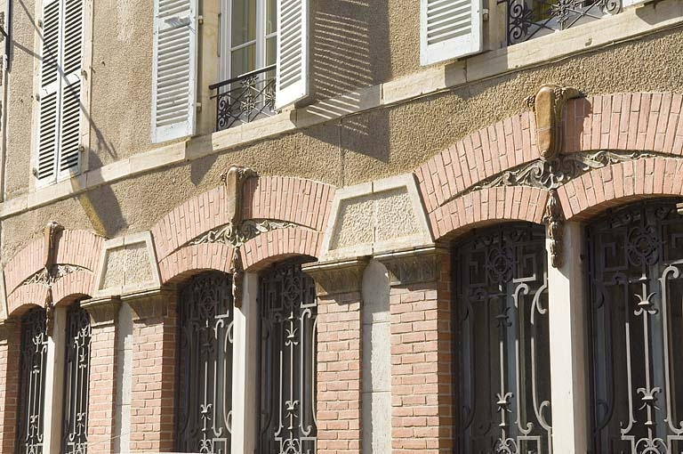 Décor des fenêtres doubles. © Jérôme Mongreville / Région Bourgogne-Franche-Comté, Inventaire du patrimoine - 2009 Décor des fenêtres doubles. © Jérôme Mongreville / Région Bourgogne-Franche-Comté, Inventaire du patrimoine - 2009