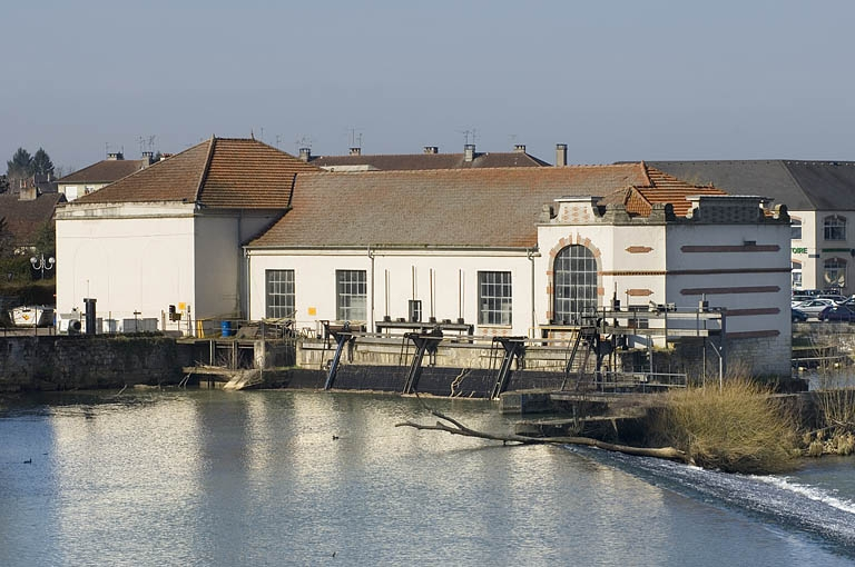 La centrale hydroélectrique vue de trois quarts. © Jérôme Mongreville / Région Bourgogne-Franche-Comté, Inventaire du patrimoine - 2009 La centrale hydroélectrique vue de trois quarts. © Jérôme Mongreville / Région Bourgogne-Franche-Comté, Inventaire du patrimoine - 2009