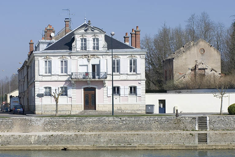 Vue d'ensemble depuis la rive gauche de la Saône. © Jérôme Mongreville / Région Bourgogne-Franche-Comté, Inventaire du patrimoine - 2009