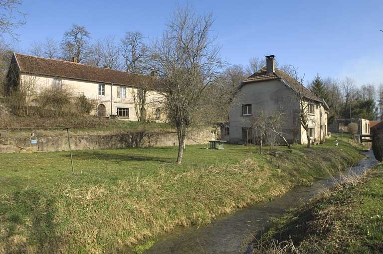 Vue d'ensemble des logements depuis le sud-ouest. © Jérôme Mongreville / Région Bourgogne-Franche-Comté, Inventaire du patrimoine - 2009
