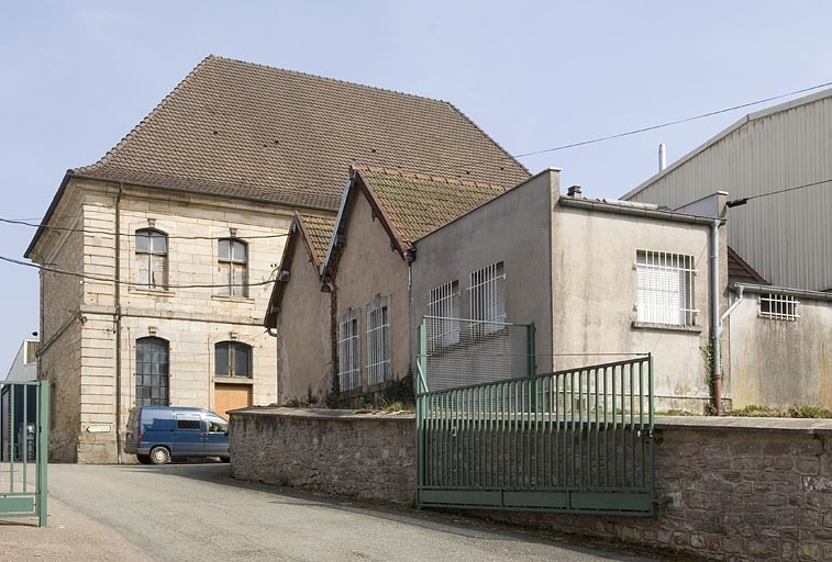 Bâtiment prieural et bureau depuis l'entrée. © Jérôme Mongreville / Région Bourgogne-Franche-Comté, Inventaire du patrimoine - 2009