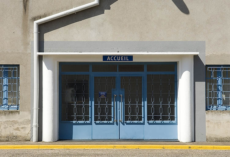 Façade des bureaux. Détail de l'entrée. © Jérôme Mongreville / Région Bourgogne-Franche-Comté, Inventaire du patrimoine - 2009