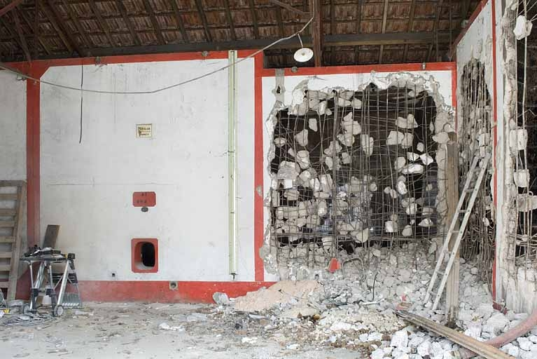 Cuverie. Cuves de fermentation en cours de démolition. © Jérôme Mongreville / Région Bourgogne-Franche-Comté, Inventaire du patrimoine - 2009