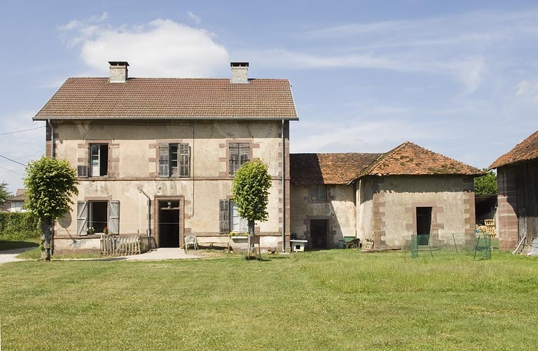 Pavillon est et dépendances depuis la cour. © Jérôme Mongreville / Région Bourgogne-Franche-Comté, Inventaire du patrimoine - 2009
