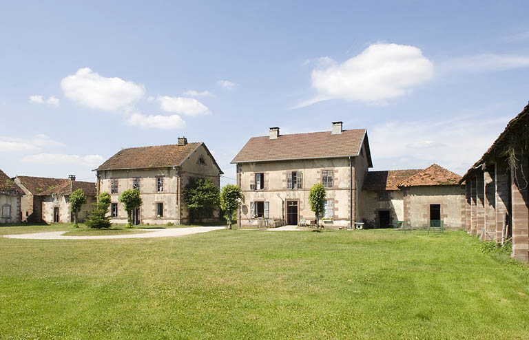 Vue d'ensemble depuis le sud de la cour. © Jérôme Mongreville / Région Bourgogne-Franche-Comté, Inventaire du patrimoine - 2009