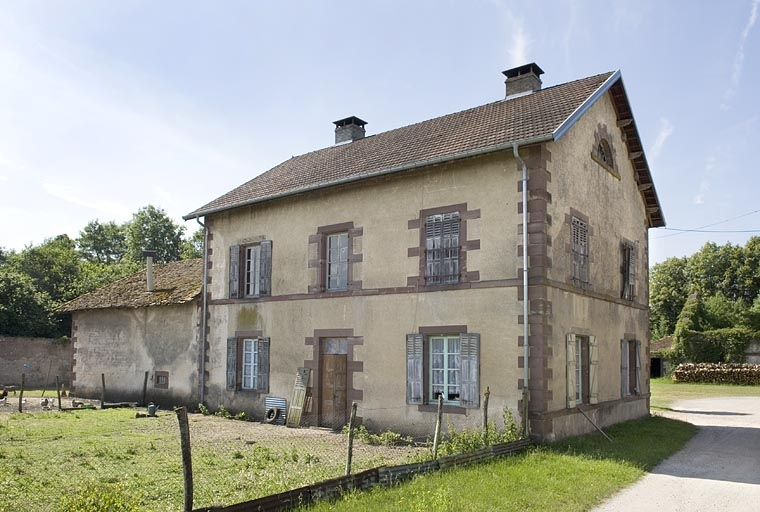 Pavillon est depuis le chemin d'accès. © Jérôme Mongreville / Région Bourgogne-Franche-Comté, Inventaire du patrimoine - 2009