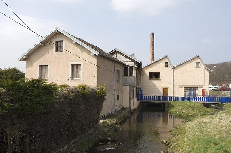 Bureaux et ateliers depuis l'amont du bief du Morbief. © Jérôme Mongreville / Région Bourgogne-Franche-Comté, Inventaire du patrimoine - 2009