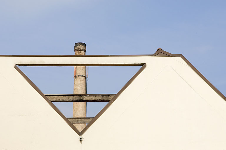 La cheminée vue à travers les poutrelles de la charpente en béton. © Jérôme Mongreville / Région Bourgogne-Franche-Comté, Inventaire du patrimoine - 2009