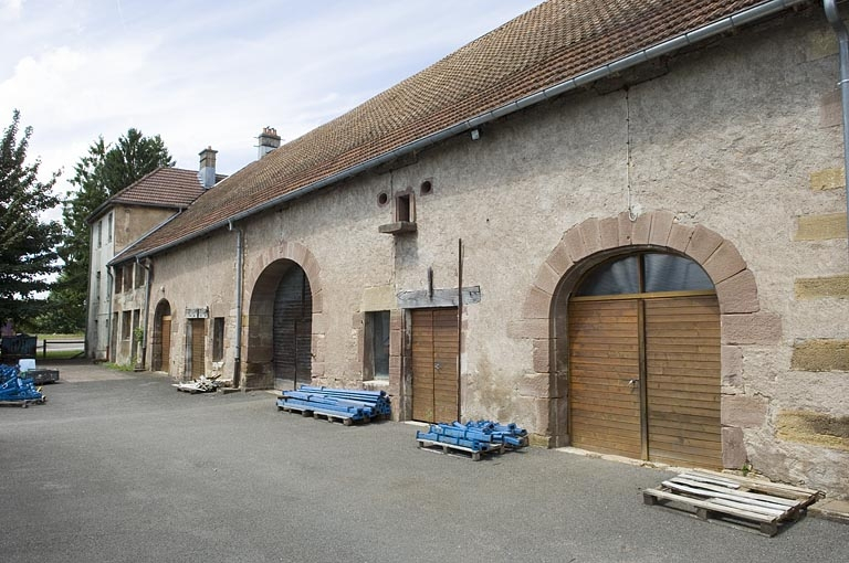 Bâtiment des écuries et des remises. Façade sud. © Jérôme Mongreville / Région Bourgogne-Franche-Comté, Inventaire du patrimoine - 2009