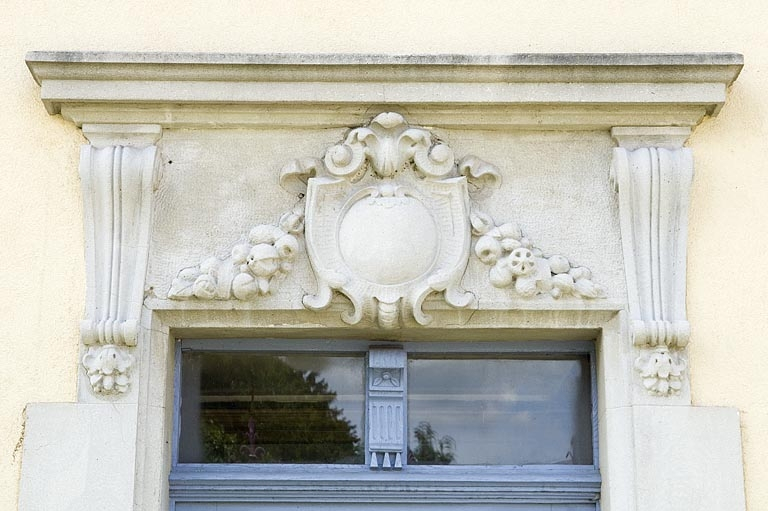 Logement patronal. Linteau sculpté d'une porte sur la façade est. © Jérôme Mongreville / Région Bourgogne-Franche-Comté, Inventaire du patrimoine - 2009