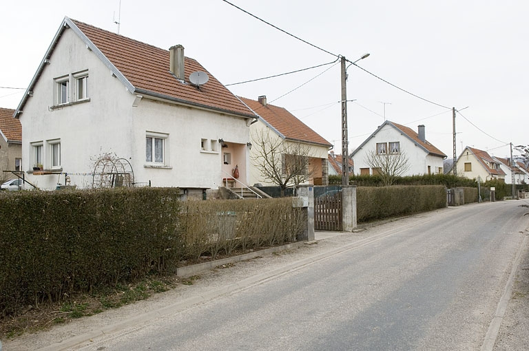 Maisons ouvrières le long de la rue de la Verrerie. © Jérôme Mongreville / Région Bourgogne-Franche-Comté, Inventaire du patrimoine - 2009