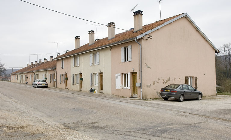 Alignement de logements ouvriers à l'entrée du hameau. © Jérôme Mongreville / Région Bourgogne-Franche-Comté, Inventaire du patrimoine - 2009