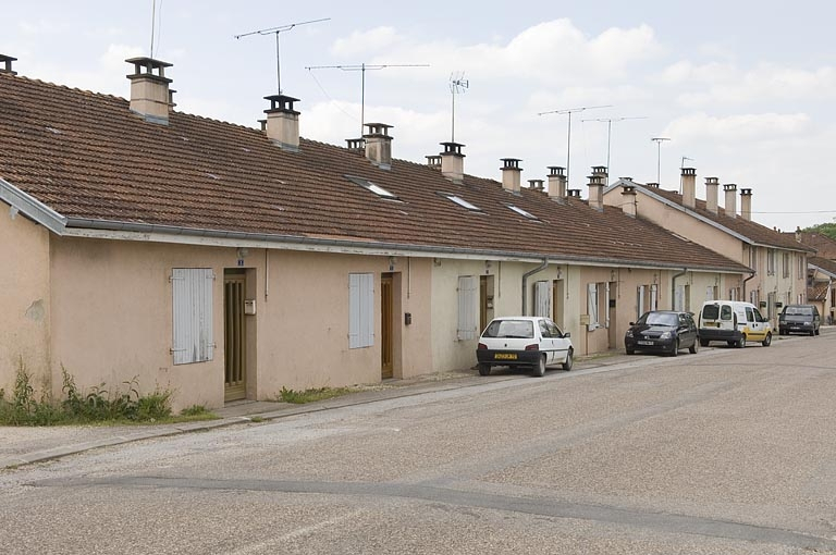 Logements ouvriers à l'entrée du hameau. Vue depuis le nord-est. © Jérôme Mongreville / Région Bourgogne-Franche-Comté, Inventaire du patrimoine - 2009