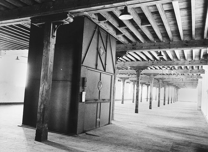 Etage d'un atelier, avec monte-charge au premier plan. © Jérôme  Mongreville (reproduction) / Région Bourgogne-Franche-Comté, Inventaire du patrimoine - 2009