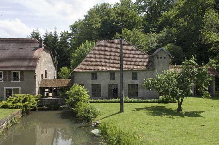 Le bief d'amenée et l'atelier de fabrication depuis le nord. © Jérôme Mongreville / Région Bourgogne-Franche-Comté, Inventaire du patrimoine - 2009
