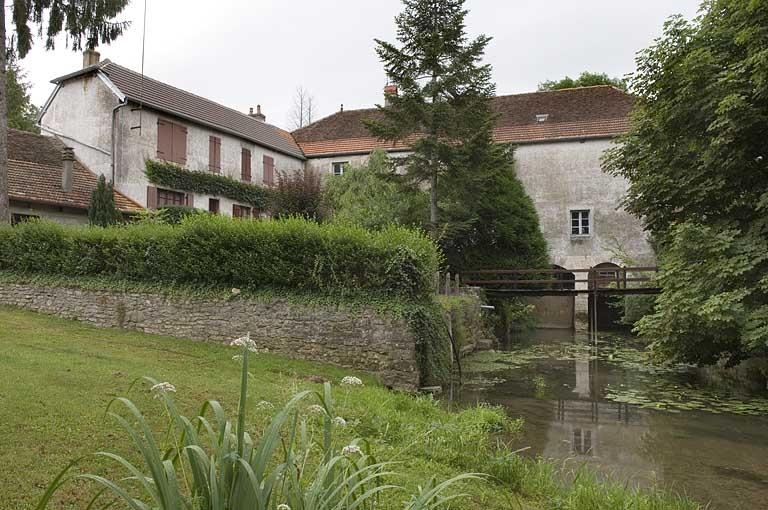 Vue d'ensemble depuis le bief, en aval. © Jérôme Mongreville / Région Bourgogne-Franche-Comté, Inventaire du patrimoine - 2009 Vue d'ensemble depuis le bief, en aval. © Jérôme Mongreville / Région Bourgogne-Franche-Comté, Inventaire du patrimoine - 2009