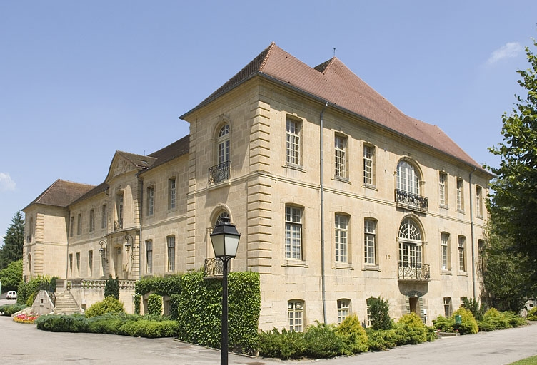 Logis abbatial. Vue de trois quarts droite. © Jérôme Mongreville / Région Bourgogne-Franche-Comté, Inventaire du patrimoine - 2009