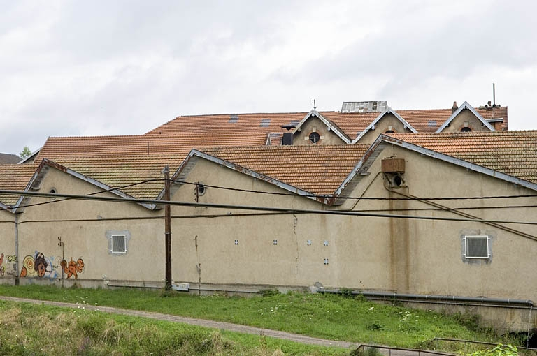 Façades sud des ateliers de fabrication. © Jérôme Mongreville / Région Bourgogne-Franche-Comté, Inventaire du patrimoine - 2009 Façades sud des ateliers de fabrication. © Jérôme Mongreville / Région Bourgogne-Franche-Comté, Inventaire du patrimoine - 2009