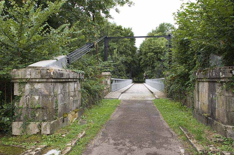 Passerelle sur la Saône donnant accès à l'île. © Jérôme Mongreville / Région Bourgogne-Franche-Comté, Inventaire du patrimoine - 2009 Passerelle sur la Saône donnant accès à l'île. © Jérôme Mongreville / Région Bourgogne-Franche-Comté, Inventaire du patrimoine - 2009
