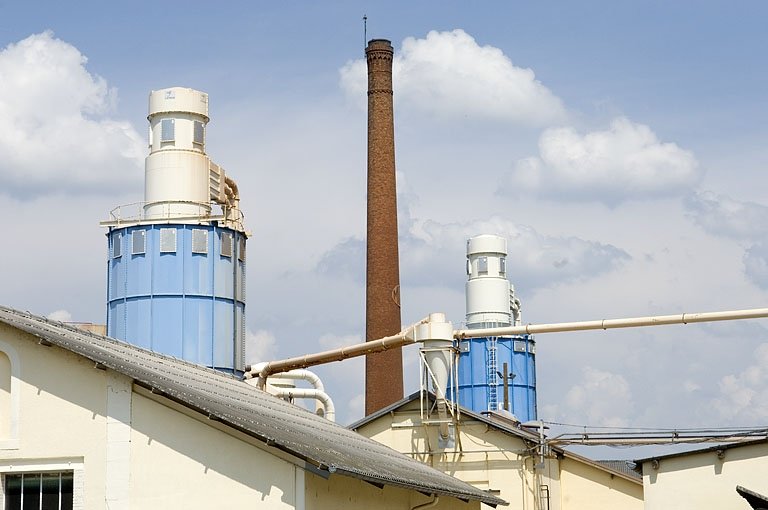 Silos et cheminée depuis le sud-ouest. © Jérôme Mongreville / Région Bourgogne-Franche-Comté, Inventaire du patrimoine - 2009