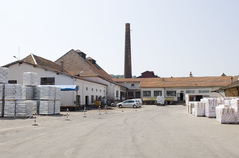Vue des bâtiments depuis le nord-est de la cour. © Jérôme Mongreville / Région Bourgogne-Franche-Comté, Inventaire du patrimoine - 2009