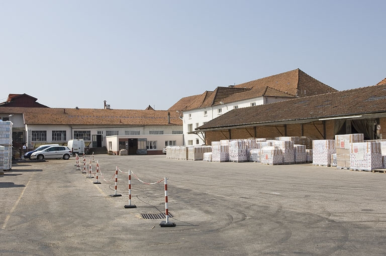 Atelier, bureaux et magasins depuis le nord-est de la cour. © Jérôme Mongreville / Région Bourgogne-Franche-Comté, Inventaire du patrimoine - 2009