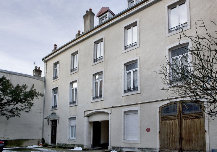 Vue d'ensemble du logis secondaire, de trois quarts droit. © Yves Sancey / Région Bourgogne-Franche-Comté, Inventaire du patrimoine - 2010
