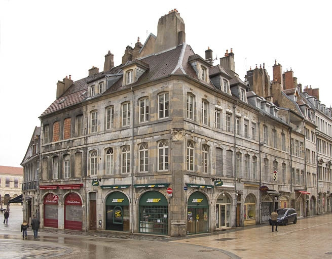 Vue d'ensemble depuis l'angle de la rue des Boucheries et de la Grande Rue. © Yves Sancey / Région Bourgogne-Franche-Comté, Inventaire du patrimoine - 2010