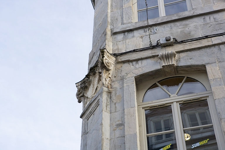 Détail du chapiteau couronnant le pilastre d'angle entre la Grande Rue et la rue des Boucheries. © Yves Sancey / Région Bourgogne-Franche-Comté, Inventaire du patrimoine - 2010