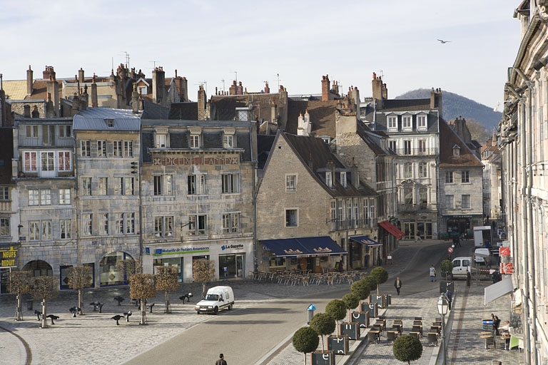 Vue éloignée du logis secondaire depuis la place de la Révolution. © Yves Sancey / Région Bourgogne-Franche-Comté, Inventaire du patrimoine - 2010