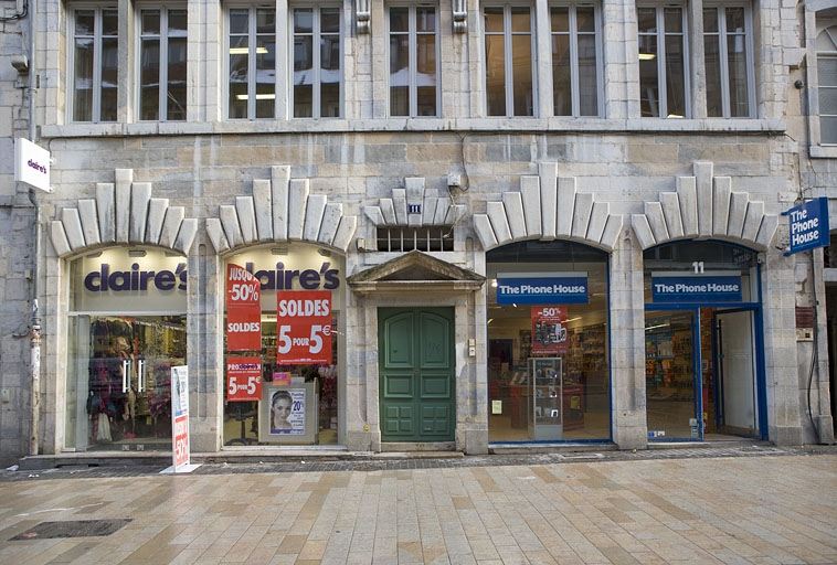 Façade antérieure du logis principal : détail du rez-de-chaussée. © Yves Sancey / Région Bourgogne-Franche-Comté, Inventaire du patrimoine - 2010