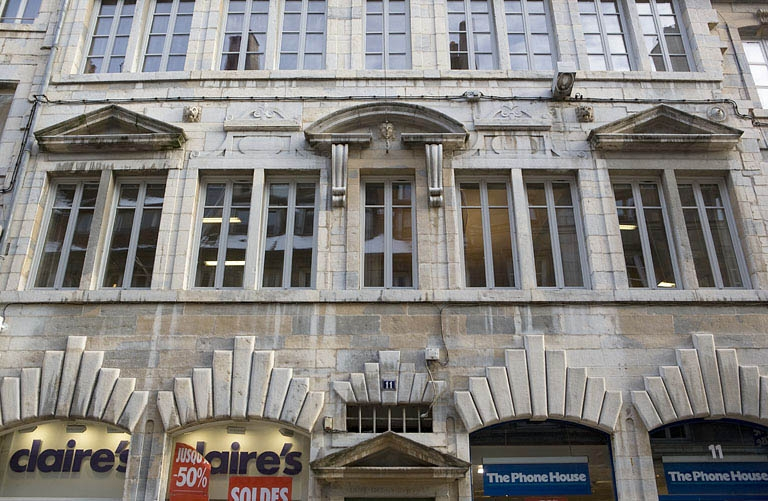 Façade antérieure du logis principal : détail du premier étage. © Yves Sancey / Région Bourgogne-Franche-Comté, Inventaire du patrimoine - 2010
