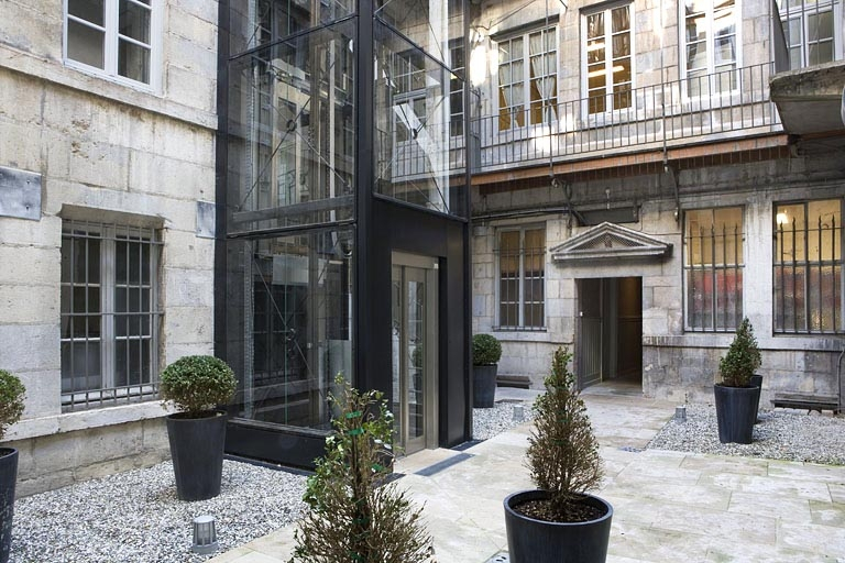 Façade postérieure du logis principal depuis le fond de la cour. © Yves Sancey / Région Bourgogne-Franche-Comté, Inventaire du patrimoine - 2010