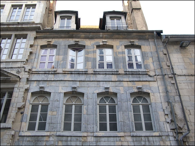 Détail des premier et deuxième étages de la façade antérieure du 13 Grande Rue : de face. © Yves Sancey / Région Bourgogne-Franche-Comté, Inventaire du patrimoine - 2010