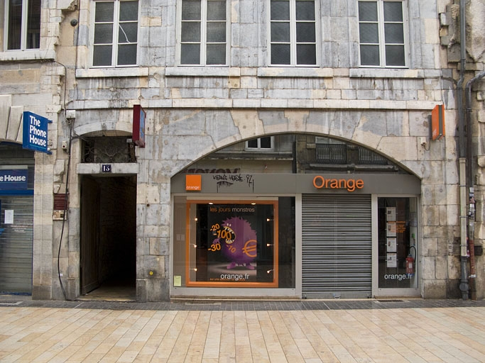 Détail du rez-de-chaussée de la façade antérieure du 13 Grande Rue : de face. © Yves Sancey / Région Bourgogne-Franche-Comté, Inventaire du patrimoine - 2010