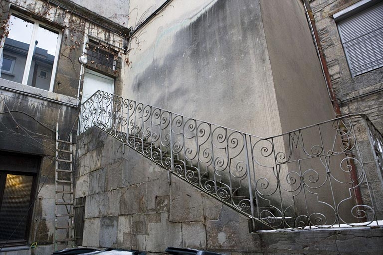 Détail d'un escalier extérieur situé dans la deuxième cour : 13 Grande Rue. © Yves Sancey / Région Bourgogne-Franche-Comté, Inventaire du patrimoine - 2010