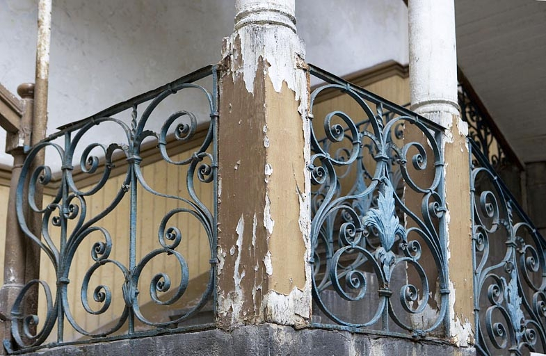 Détail de la rampe en ferronnerie de l'escalier à cage ouverte. © Yves Sancey / Région Bourgogne-Franche-Comté, Inventaire du patrimoine - 2010