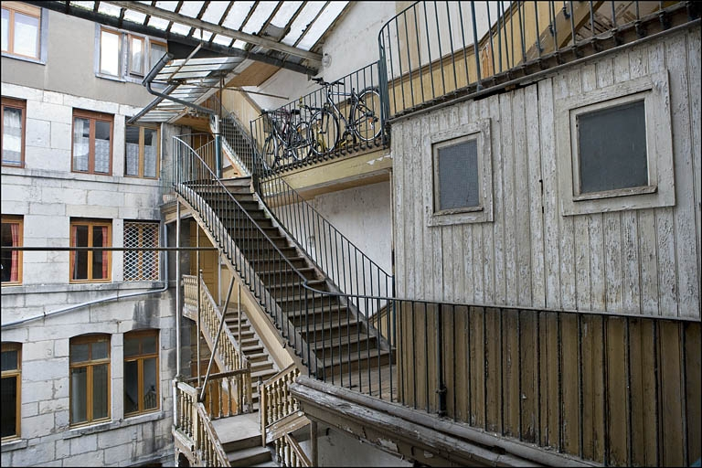 Détail des parties supérieures de la façade antérieure du premier logis secondaire et de l'escalier à cage ouverte. © Yves Sancey / Région Bourgogne-Franche-Comté, Inventaire du patrimoine - 2010
