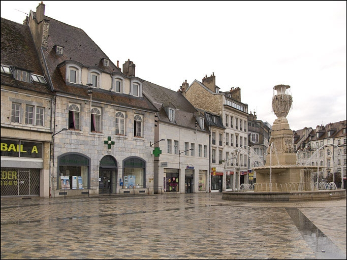Vue d'ensemble du logis principal de trois quarts gauche dans l'alignement de la place. © Yves Sancey / Région Bourgogne-Franche-Comté, Inventaire du patrimoine - 2010
