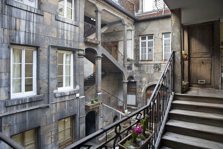 Vue de l'escalier à cage ouverte depuis celui des communs. © Yves Sancey / Région Bourgogne-Franche-Comté, Inventaire du patrimoine - 2010