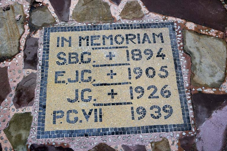 Détail d'une plaque commémorative, située dans la cour, en l'honneur des quatre derniers propriétaires de l'édifice. © Yves Sancey / Région Bourgogne-Franche-Comté, Inventaire du patrimoine - 2010