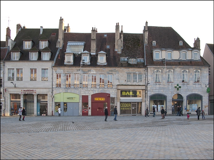 Vue d'ensemble de la façade antérieure dans l'alignement de la place. © Yves Sancey / Région Bourgogne-Franche-Comté, Inventaire du patrimoine - 2010