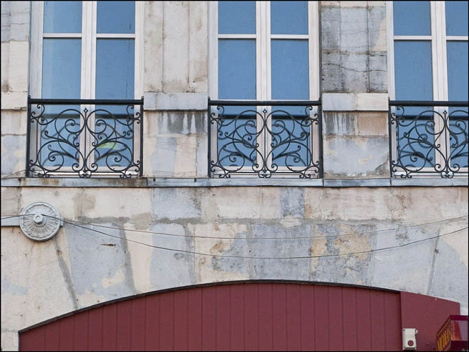 Façade antérieure : détail des garde-corps des fenêtres du premier étage. © Yves Sancey / Région Bourgogne-Franche-Comté, Inventaire du patrimoine - 2010