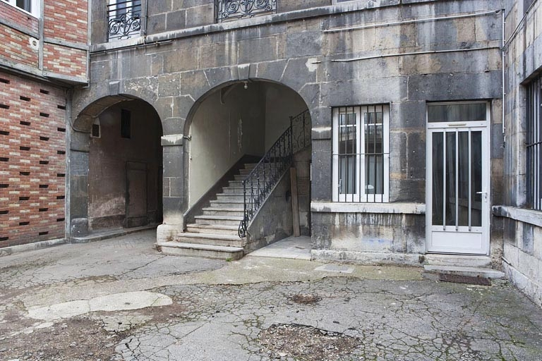 Détail de l'entrée du passage cocher et de l'escalier des communs. © Yves Sancey / Région Bourgogne-Franche-Comté, Inventaire du patrimoine - 2010