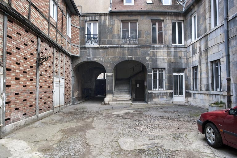 Vue d'ensemble des communs et du bûcher depuis l'entrée de la cour. © Yves Sancey / Région Bourgogne-Franche-Comté, Inventaire du patrimoine - 2010