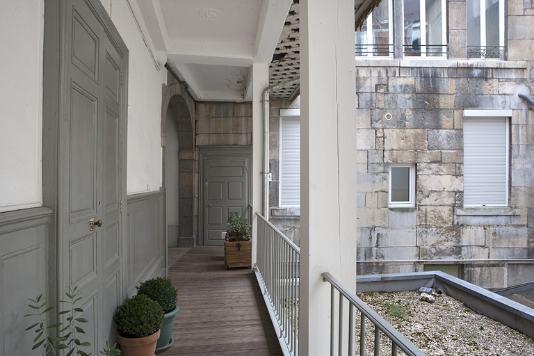 Détail d'une coursière au débouché de l'escalier. © Yves Sancey / Région Bourgogne-Franche-Comté, Inventaire du patrimoine - 2010