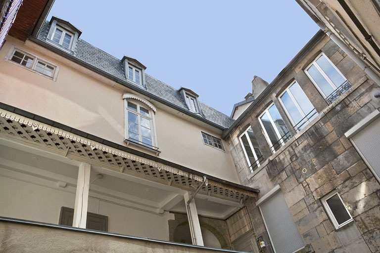 Détail d'une partie du dernier étage des façades sur cour. © Yves Sancey / Région Bourgogne-Franche-Comté, Inventaire du patrimoine - 2010