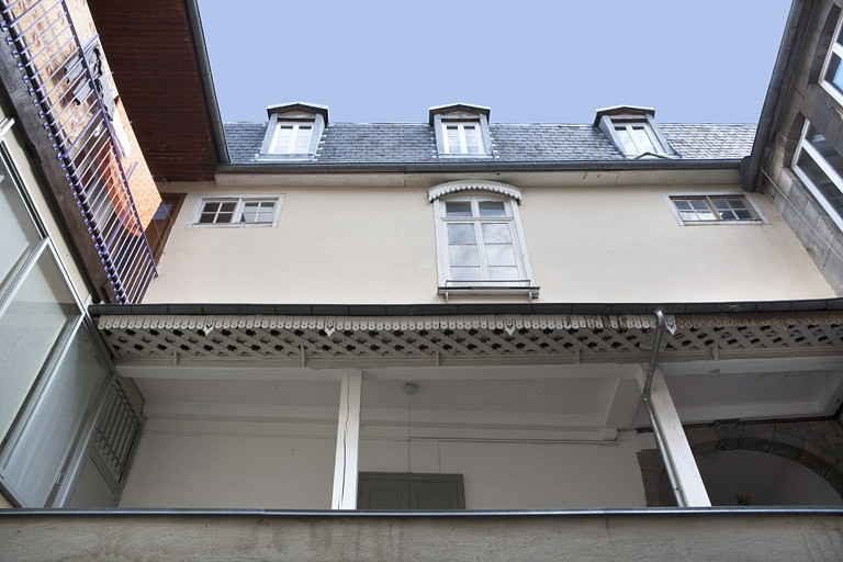 Détail de la coursière depuis la cour : de face. © Yves Sancey / Région Bourgogne-Franche-Comté, Inventaire du patrimoine - 2010